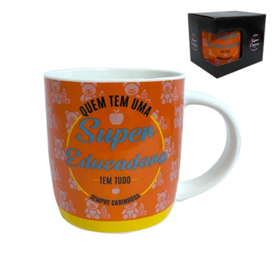 Caneca laranja e amarela com texto para educadora em caixa preta