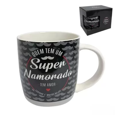 Caneca preta com padrão de bigodes e texto QUEM TEM UM Super Namorado embalada numa caixa preta