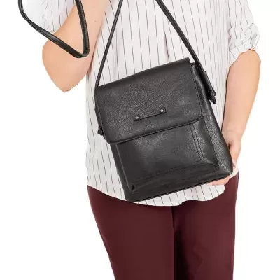Mala preta de couro sintético quadrada com alça fina