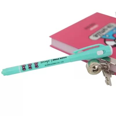 Caneta azul turquesa com laços cor-de-rosa e texto Hello Kitty sobre um livro rosa e chaveiro