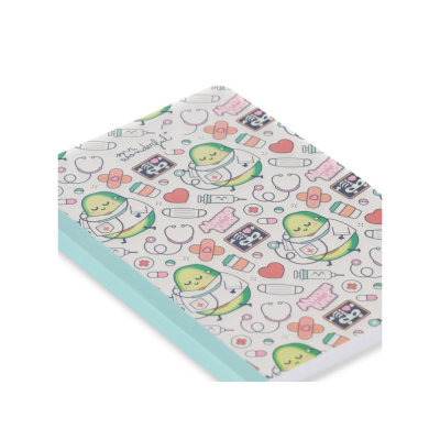 Caderno com capa branca decorada com desenhos médicos e abacates e lombada azul clara