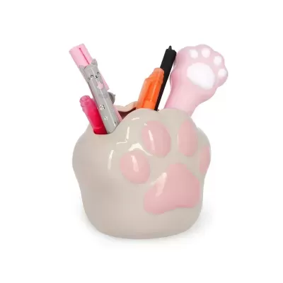 Porta-canetas em forma de pata de gato cor bege com almofadas cor-de-rosa, com canetas e borracha colocadas