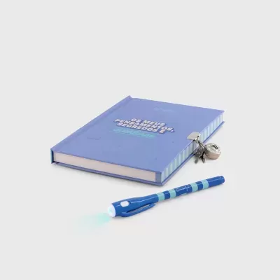 Caderno azul com fechadura prateada e caneta azul com luz LED
