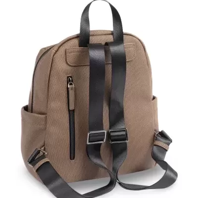 Mochila castanha com alças pretas ajustáveis sobre fundo branco