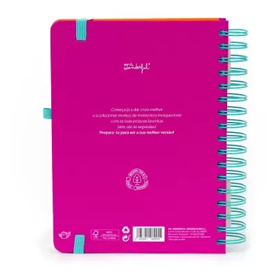Caderno espiral rosa com argolas azuis e texto branco no centro