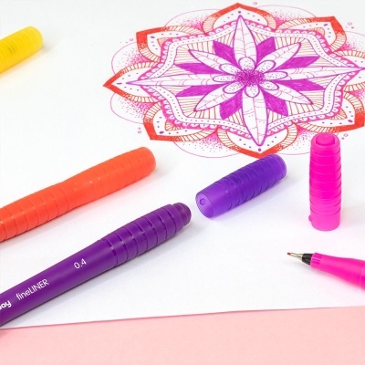 Conjunto de canetas fineliner coloridas sobre papel com desenho mandala colorido