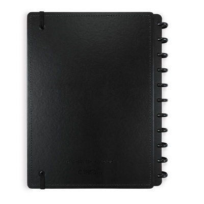 Caderno preto com capa de material tipo couro e argolas pretas laterais