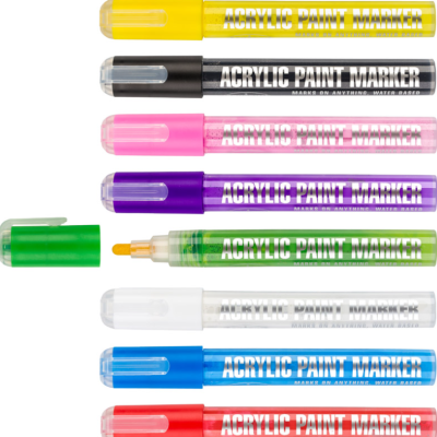 Sete marcadores de tinta acrílica coloridos, um aberto com ponta amarela.