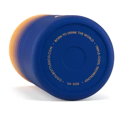 Garrafa térmica azul com texto amarelo no fundo em fundo branco