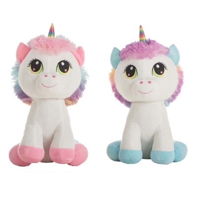 Dois peluches de unicórnio com cores pastel e chifres coloridos