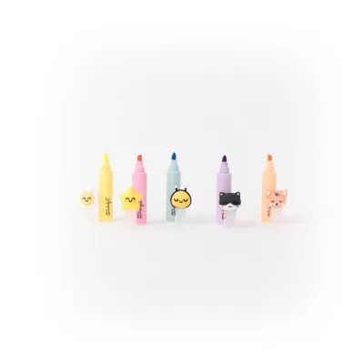 Marcadores coloridos com tampas decoradas e fundo branco