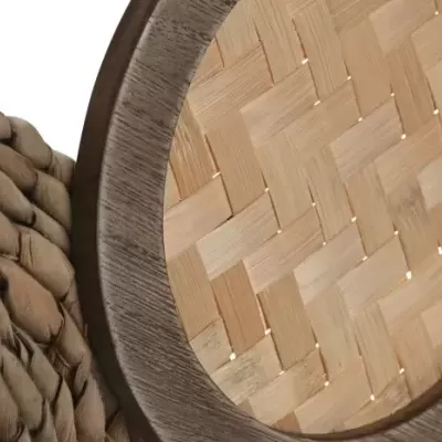 Espelho redondo com moldura de madeira e superfície de bambu trançado sobre tecido natural trançado