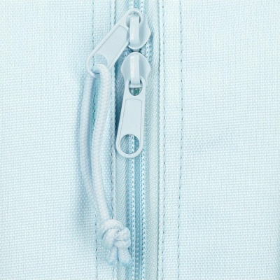 Detalhe de fecho de correr azul claro com puxadores e cordão de náilon