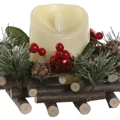 Vela branca decorativa numa base de troncos com ramos verdes, pinhas e bagas vermelhas