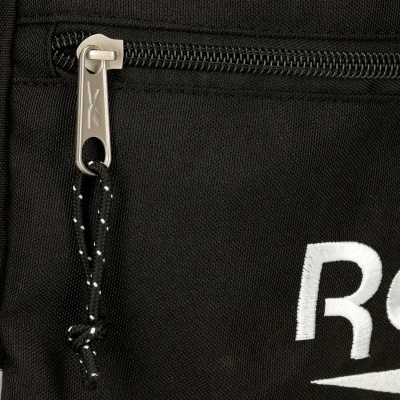 Fecho de correr metálico e bordado branco em bolsa preta.