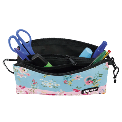 Estojo escolar azul claro com padrão floral e fecho preto recheado com material escolar.