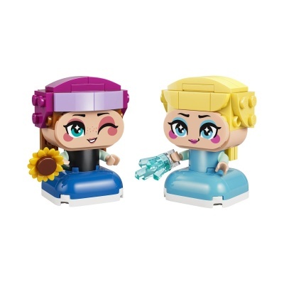 Duas figuras de brinquedo de bloco plástico, uma com chapéu roxo e outra com vestido azul.