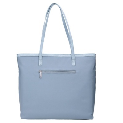 Mala tote azul clara com bolso de fecho prateado