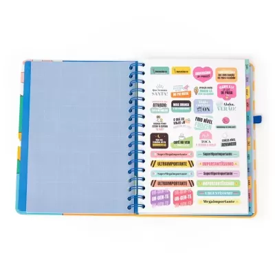 Agenda colorida aberta com página de autocolantes em português e encadernação azul