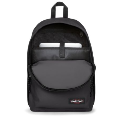 Mochila preta EASTPAK com bolso frontal aberto e laptop dentro