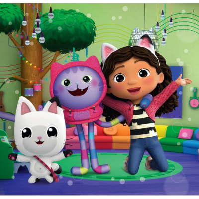 Menina com orelhas de gato e duas personagens animadas num ambiente colorido e divertido