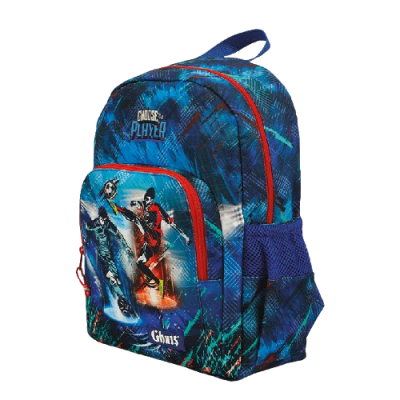 Mochila azul com zíperes vermelhos e imagem de futebolistas no bolso frontal
