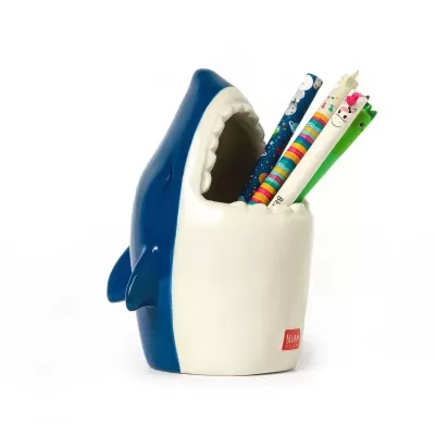 Suporte para lápis em formato de tubarão azul e branco com lápis coloridos