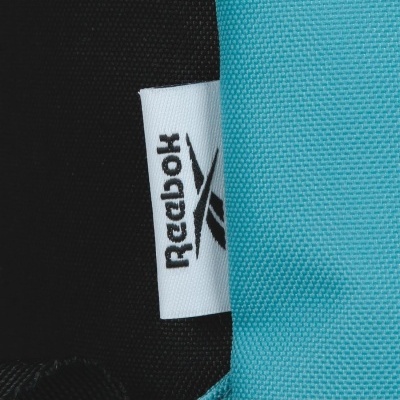 Etiqueta branca Reebok em tecido preto e azul turquesa
