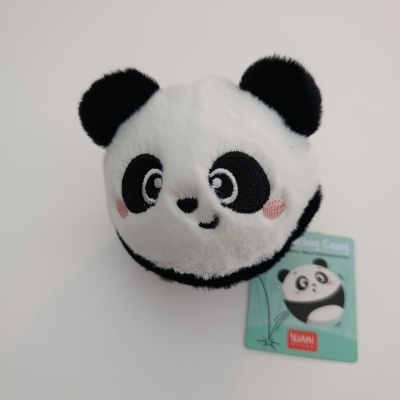 Pelúcia redonda de panda com pêlo branco e preto e etiqueta verde