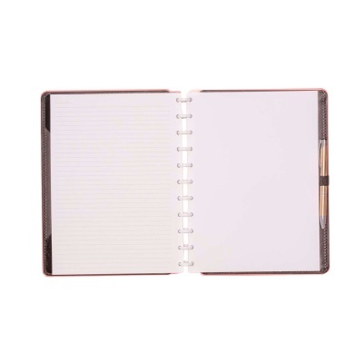 Agenda aberta com capa castanha, páginas brancas de lado e caneta dourada presa.