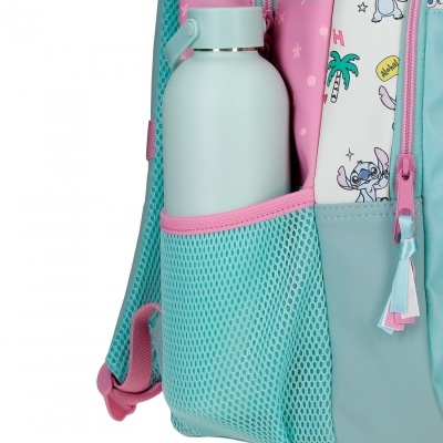 Mochila azul e rosa com garrafa térmica azul claro no bolso lateral e desenho infantil colorido no bolso principal