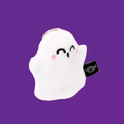 Pelúcia fantasma branca com bochechas cor de rosa e olhos bordados em fundo roxo