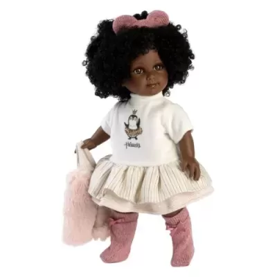 Boneca com vestido branco e saia creme às riscas, faixa de cabelo e meias rosas