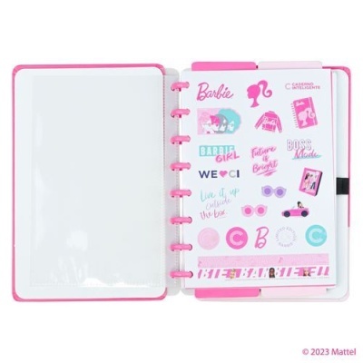 Caderno inteligente Barbie rosa e branco aberto com autocolantes coloridos.