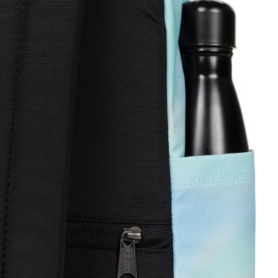 Detalhe lateral de mochila com bolso azul claro e garrafa térmica preta