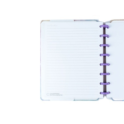 Caderno aberto com folhas pautadas e argolas roxas.