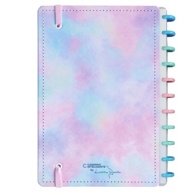 Caderno com capa tie-dye azul, rosa e lilás com argolas coloridas e elástico cor-de-rosa