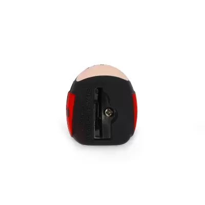 Apontador de lápis vermelho e preto visto de frente