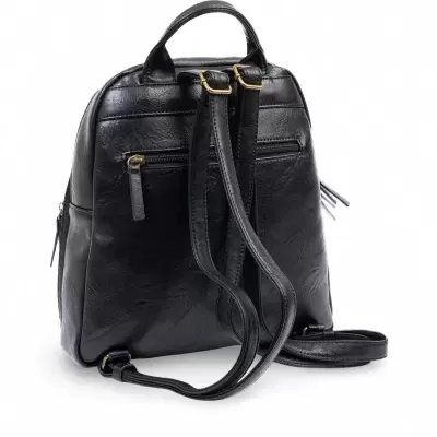 Mochila preta em material imitação couro com alças e fecho