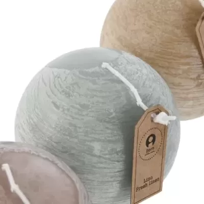 Três velas redondas com textura de madeira e etiquetas penduradas