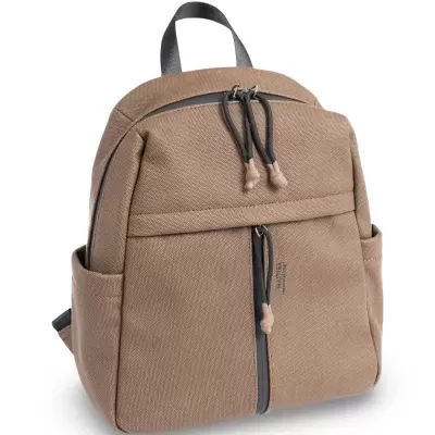 Mochila castanha em tecido com fechos pretos e duas bolsas laterais