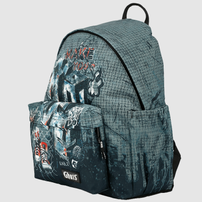 Mochila azul com padrão cinza e estampas coloridas e texto vermelho e branco