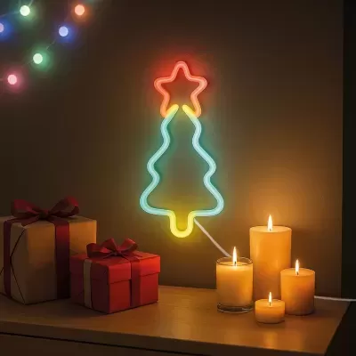 Árvore de Natal neon colorida na parede com presentes e velas