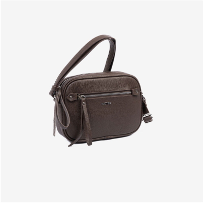 Mala castanha escura em pele com alça ajustável e fecho frontal