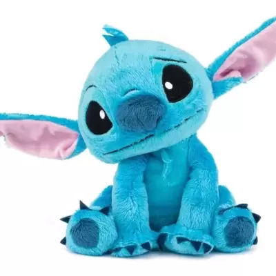 Pelúcia azul do personagem Stitch com grandes olhos pretos e orelhas rosa