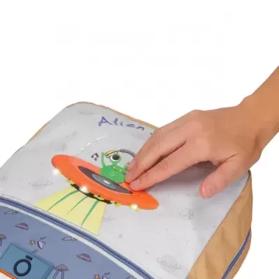 Mochila com desenho de alienígena em disco voador laranja com luzes led, fundo cinza e detalhes azuis