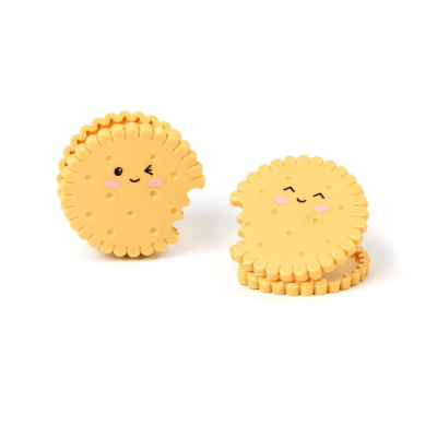 Brincos em forma de bolachas redondas cor bege com carinhas sorridentes e bochechas coradas