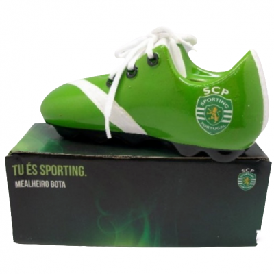 Mealheiro bota verde com emblema do SCP sobre caixa preta com texto