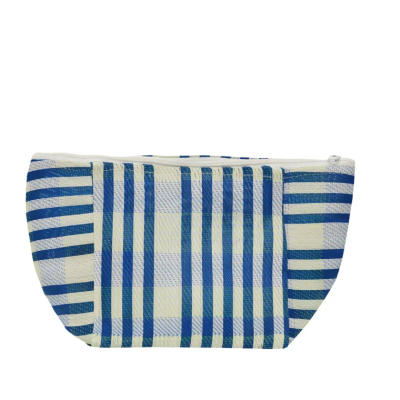 Bolsa com padrão de riscas azuis e brancas e fecho branco