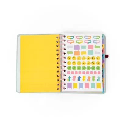 Caderno aberto com autocolantes coloridos e divisórias de meses